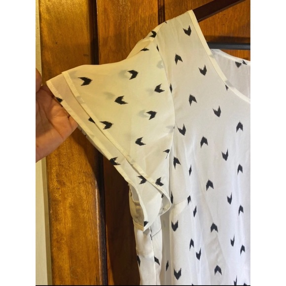 EUC Torrid White Chevron Flutter Sleeve Georgette Blouse - 2X - Picture 8 of 10